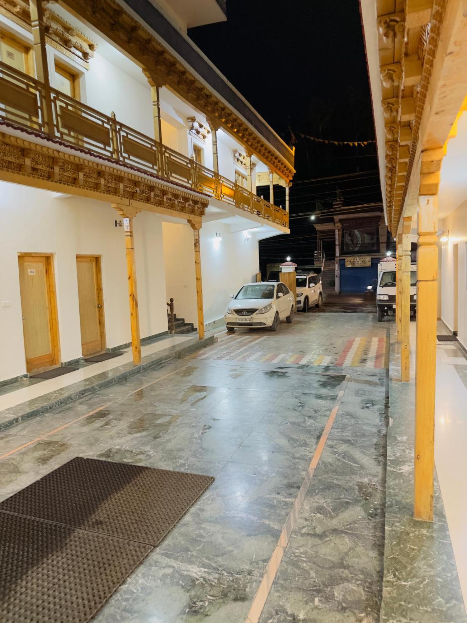 Hotel Dimbir Regency Leh Buitenkant foto