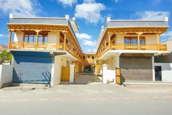 Hotel Dimbir Regency Leh Buitenkant foto