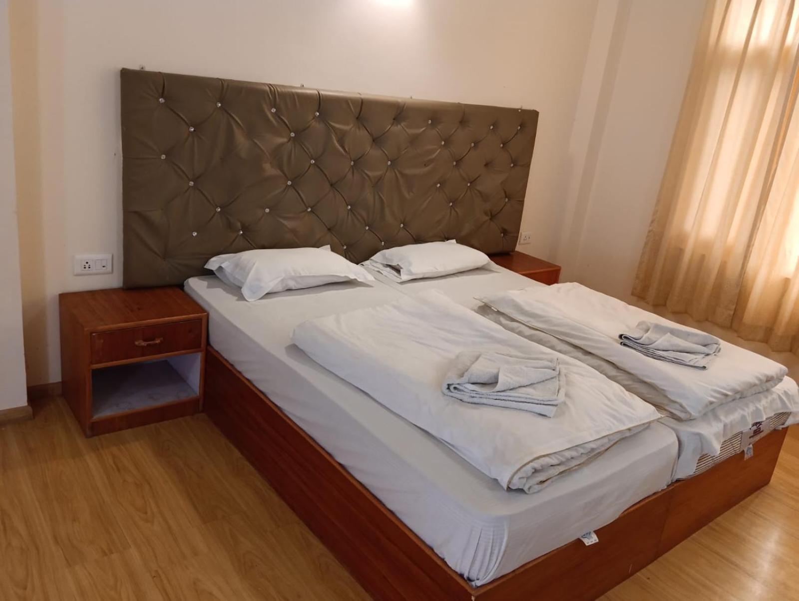 Hotel Dimbir Regency Leh Buitenkant foto