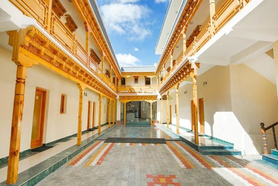 Hotel Dimbir Regency Leh Buitenkant foto